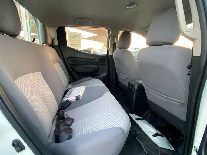 Подержанный Mitsubishi L200 V Рестайлинг, 2.4 л, 2023 в Шардже от Al Saqr Al Mutaliq Белый цвет. GCC | AUTO.AE