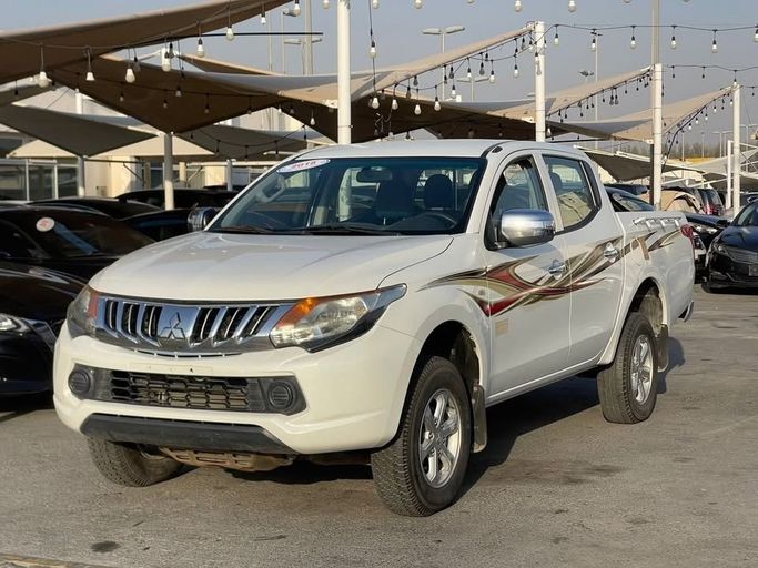 Подержанный Mitsubishi L200 V, 2.4 л, 2018 в Шардже от Al Suraj Al Muneer Used Cars Белый цвет. GCC | AUTO.AE