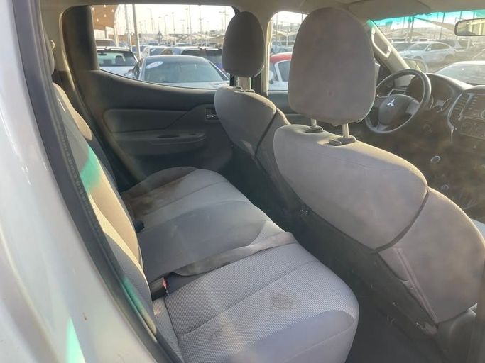 Подержанный Mitsubishi L200 V, 2.4 л, 2018 в Шардже от Al Suraj Al Muneer Used Cars Белый цвет. GCC | AUTO.AE