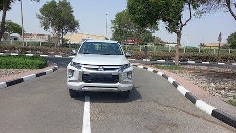 Подержанный Mitsubishi L200 V Рестайлинг, 2.4 л, 2020 в Шардже от Ryno Cars Серебристый цвет. GCC | AUTO.AE