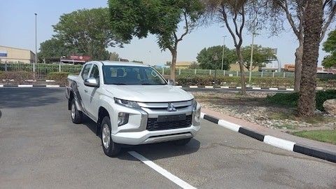 Подержанный Mitsubishi L200 V Рестайлинг, 2.4 л, 2020 в Шардже от Ryno Cars Серебристый цвет. GCC | AUTO.AE