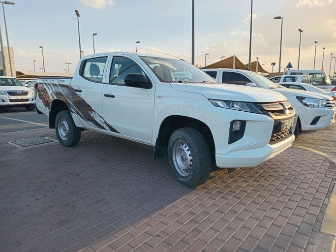 Подержанный Mitsubishi L200 V Рестайлинг, 2.4 л, 2021 в Шардже от Yamani Used Cars Trading LLC Белый цвет. GCC | AUTO.AE