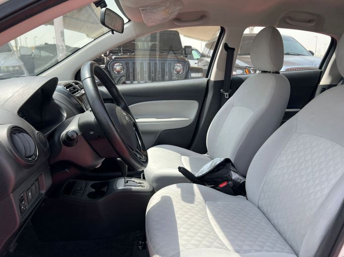 Подержанный Mitsubishi Mirage VI Рестайлинг 2, 1.2 л, 2023 в Шардже от Al Aram Cars Белый цвет. GCC | AUTO.AE