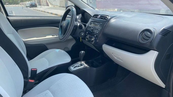 Подержанный Mitsubishi Mirage VI Рестайлинг, 1.2 л, 2016 в Шардже от Halla Cars Белый цвет. GCC | AUTO.AE