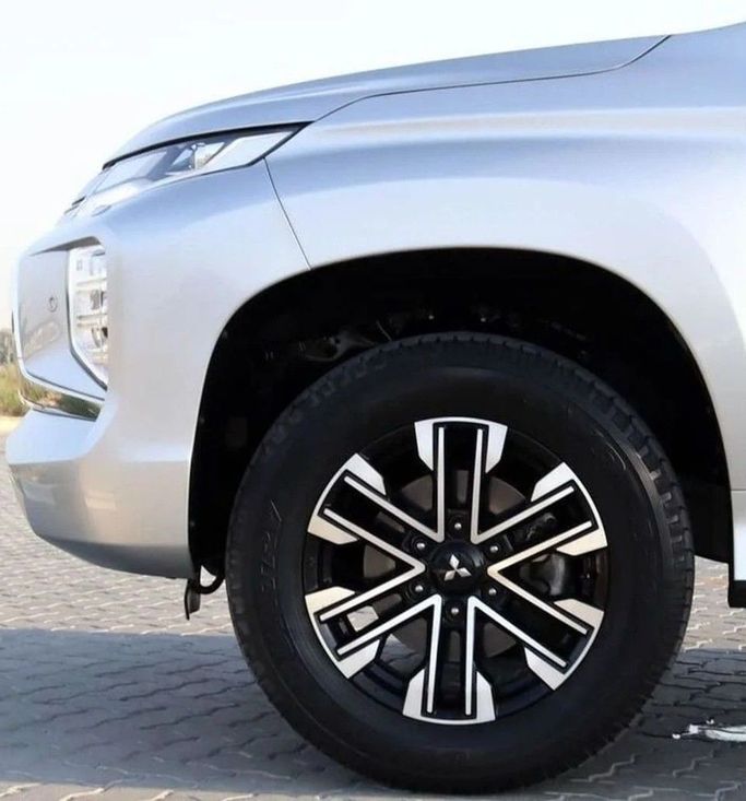 Подержанный Mitsubishi Montero Sport III Рестайлинг, 3.0 л, 2021 в Шардже от Al Sayed Khamis Used Cars Серебристый цвет. GCC | AUTO.AE