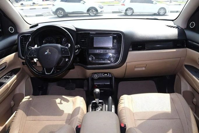 Used Mitsubishi Outlander III Facelift 2, 3.0 l, 2016 in Sharjah by Al Sayed Khamis Used Cars, Silver color. GCC Specs | AUTO.AE