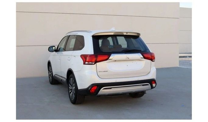 Подержанный Mitsubishi Outlander III Рестайлинг 3, 2.4 л, 2020 в Шардже от Al Sayed Khamis Used Cars Белый цвет. GCC | AUTO.AE