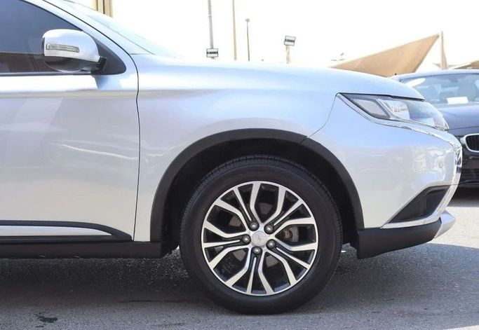 Подержанный Mitsubishi Outlander III Рестайлинг 2, 2.4 л, 2016 в Шардже от Al Sayed Khamis Used Cars Серебристый цвет. GCC | AUTO.AE