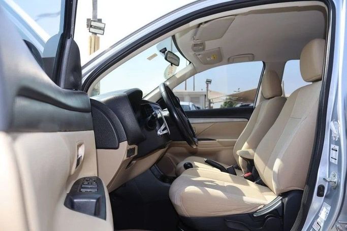 Подержанный Mitsubishi Outlander III Рестайлинг 2, 2.4 л, 2016 в Шардже от Al Sayed Khamis Used Cars Серебристый цвет. GCC | AUTO.AE