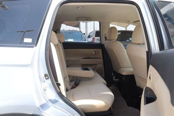 Подержанный Mitsubishi Outlander III Рестайлинг 2, 2.4 л, 2016 в Шардже от Al Sayed Khamis Used Cars Серебристый цвет. GCC | AUTO.AE