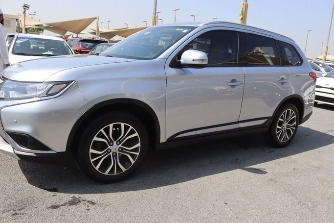 Подержанный Mitsubishi Outlander III Рестайлинг 2, 2.4 л, 2016 в Шардже от Al Sayed Khamis Used Cars Серебристый цвет. GCC | AUTO.AE