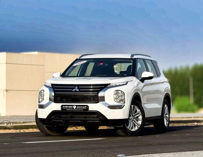 Used Mitsubishi Outlander IV, 2.5 l, 2023 in Sharjah by Al Sayed Khamis Used Auto Trading, White color. GCC Specs | AUTO.AE