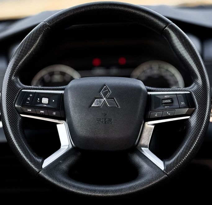 Used Mitsubishi Outlander IV, 2.5 l, 2023 in Sharjah by Al Sayed Khamis Used Auto Trading, White color. GCC Specs | AUTO.AE