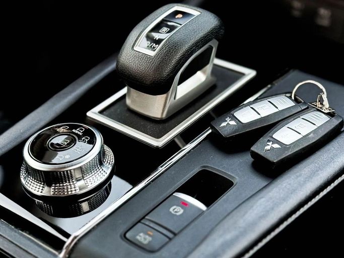 Used Mitsubishi Outlander IV, 2.5 l, 2023 in Sharjah by Al Sayed Khamis Used Auto Trading, White color. GCC Specs | AUTO.AE