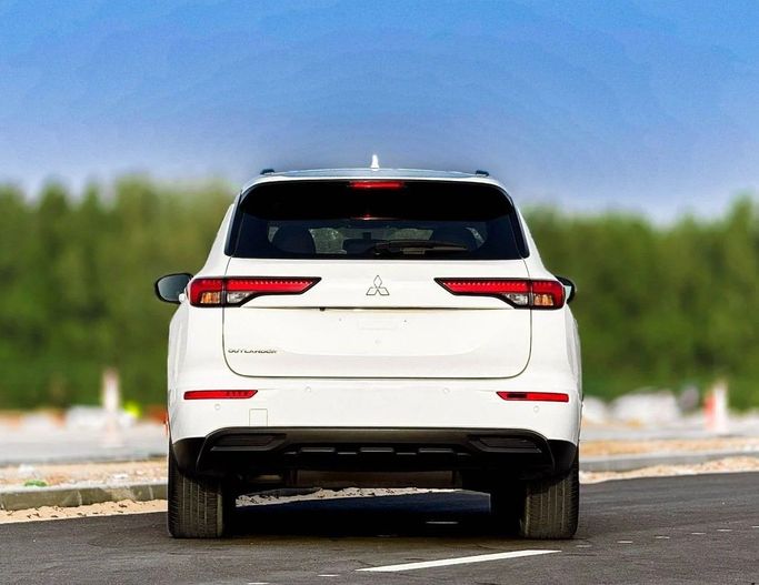 Used Mitsubishi Outlander IV, 2.5 l, 2023 in Sharjah by Al Sayed Khamis Used Auto Trading, White color. GCC Specs | AUTO.AE