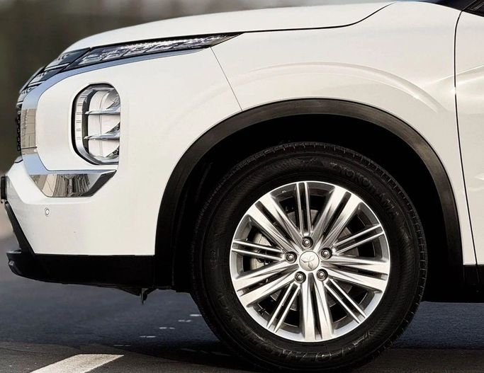 Used Mitsubishi Outlander IV, 2.5 l, 2023 in Sharjah by Al Sayed Khamis Used Auto Trading, White color. GCC Specs | AUTO.AE