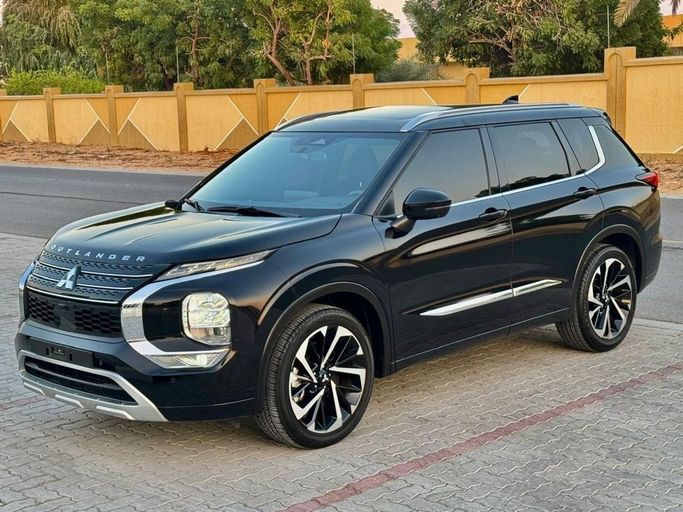 Подержанный Mitsubishi Outlander IV, 1.5 л, 2023 в Шардже от Noor Al Seyoh Used Cars Черный цвет. GCC | AUTO.AE