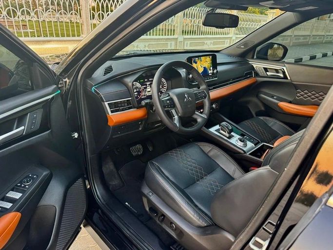 Подержанный Mitsubishi Outlander IV, 1.5 л, 2023 в Шардже от Noor Al Seyoh Used Cars Черный цвет. GCC | AUTO.AE