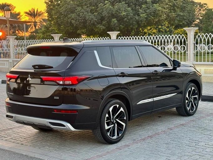 Подержанный Mitsubishi Outlander IV, 1.5 л, 2023 в Шардже от Noor Al Seyoh Used Cars Черный цвет. GCC | AUTO.AE