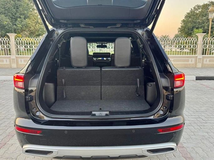 Подержанный Mitsubishi Outlander IV, 1.5 л, 2023 в Шардже от Noor Al Seyoh Used Cars Черный цвет. GCC | AUTO.AE