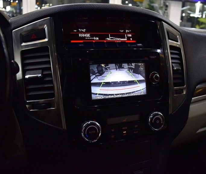 Подержанный Mitsubishi Pajero IV Рестайлинг 2, 3.0 л, 2022 в Шардже от Honey Gidosha Used Cars Tr. Бордовый цвет.  | AUTO.AE