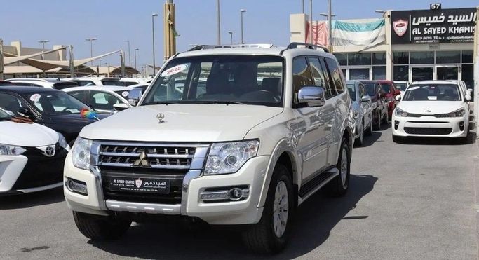 Подержанный Mitsubishi Pajero IV Рестайлинг 2, 3.0 л, 2022 в Шардже от Al Sayed Khamis Used Cars Белый цвет. GCC | AUTO.AE