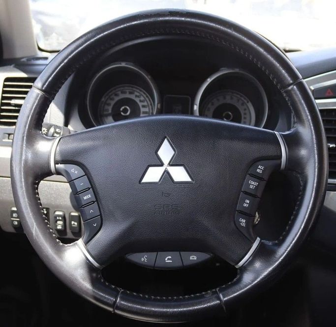 Подержанный Mitsubishi Pajero IV Рестайлинг 2, 3.0 л, 2022 в Шардже от Al Sayed Khamis Used Cars Белый цвет. GCC | AUTO.AE