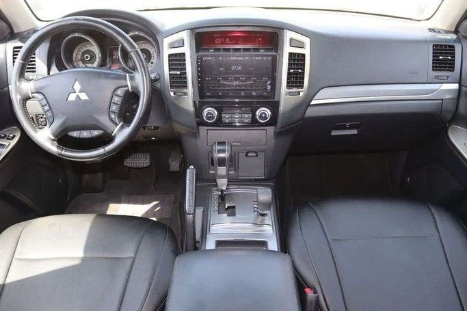 Подержанный Mitsubishi Pajero IV Рестайлинг 2, 3.0 л, 2022 в Шардже от Al Sayed Khamis Used Cars Белый цвет. GCC | AUTO.AE