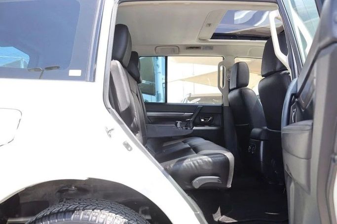 Подержанный Mitsubishi Pajero IV Рестайлинг 2, 3.0 л, 2022 в Шардже от Al Sayed Khamis Used Cars Белый цвет. GCC | AUTO.AE