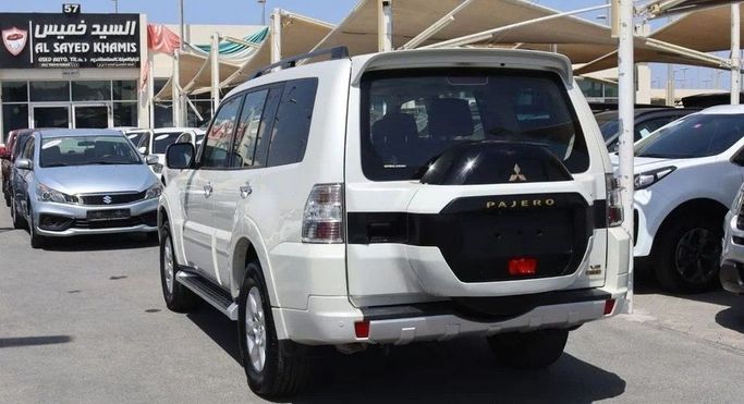 Подержанный Mitsubishi Pajero IV Рестайлинг 2, 3.0 л, 2022 в Шардже от Al Sayed Khamis Used Cars Белый цвет. GCC | AUTO.AE