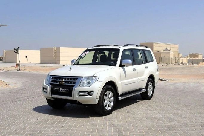 Подержанный Mitsubishi Pajero IV Рестайлинг 2, 3.0 л, 2022 в Шардже от Al Sayed Khamis Used Cars Белый цвет. GCC | AUTO.AE
