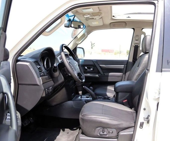 Подержанный Mitsubishi Pajero IV Рестайлинг 2, 3.0 л, 2022 в Шардже от Al Sayed Khamis Used Cars Белый цвет. GCC | AUTO.AE