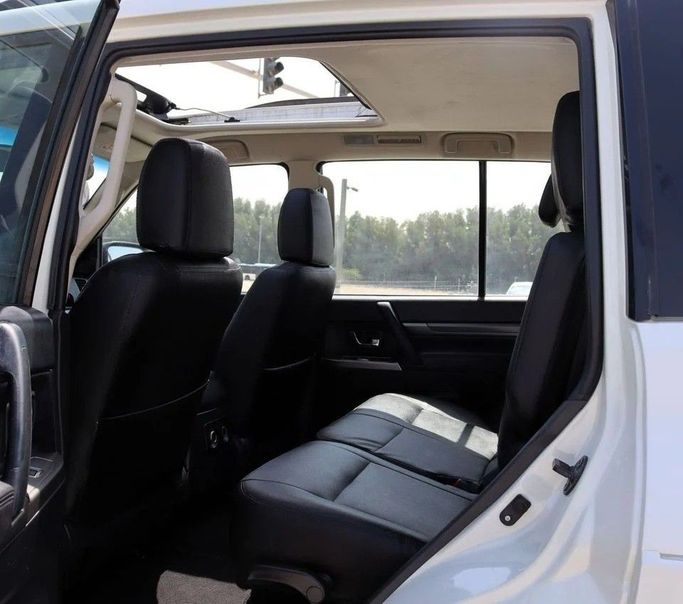 Подержанный Mitsubishi Pajero IV Рестайлинг 2, 3.0 л, 2022 в Шардже от Al Sayed Khamis Used Cars Белый цвет. GCC | AUTO.AE