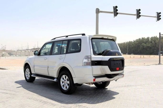 Подержанный Mitsubishi Pajero IV Рестайлинг 2, 3.0 л, 2022 в Шардже от Al Sayed Khamis Used Cars Белый цвет. GCC | AUTO.AE