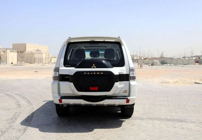 Подержанный Mitsubishi Pajero IV Рестайлинг 2, 3.0 л, 2022 в Шардже от Al Sayed Khamis Used Cars Белый цвет. GCC | AUTO.AE