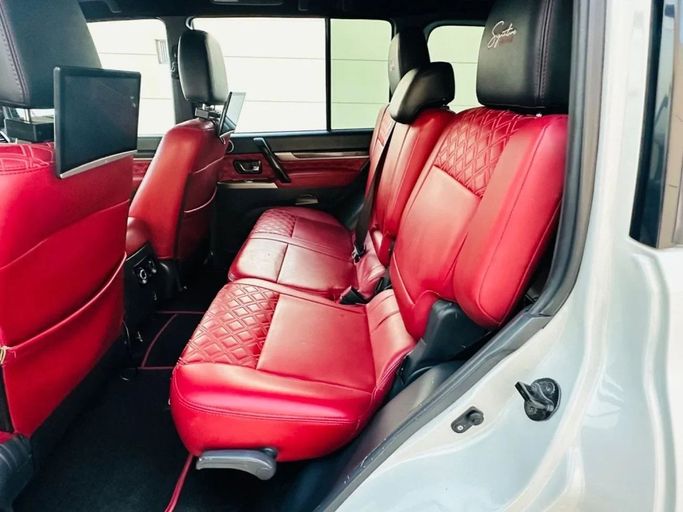 Подержанный Mitsubishi Pajero IV Рестайлинг 2, 3.8 л, 2020 в Шардже от Al Aayan Used Cars Белый цвет. GCC | AUTO.AE