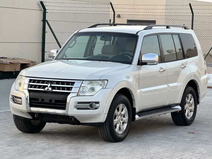 Used Mitsubishi Pajero IV Facelift 2, 3.0 l, 2016 in Sharjah by Al Aayan Used Cars, Silver color. GCC Specs | AUTO.AE