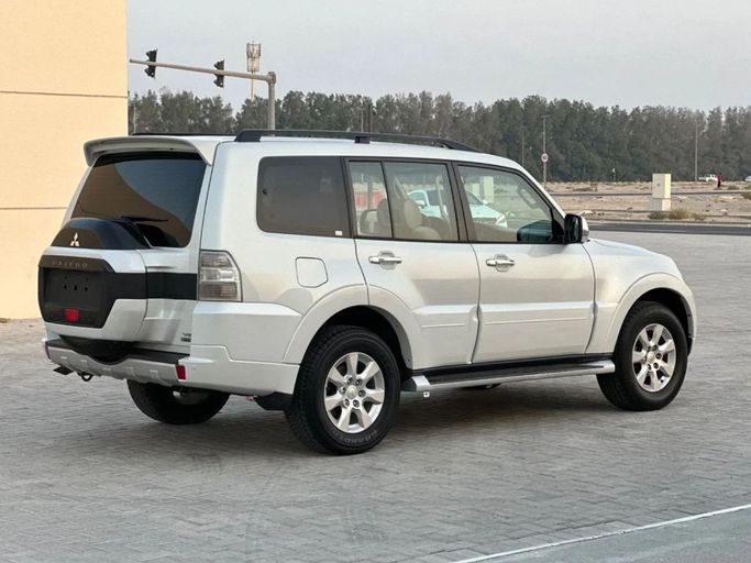 Used Mitsubishi Pajero IV Facelift 2, 3.0 l, 2016 in Sharjah by Al Aayan Used Cars, Silver color. GCC Specs | AUTO.AE