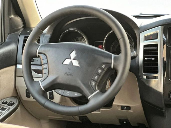 Used Mitsubishi Pajero IV Facelift 2, 3.0 l, 2016 in Sharjah by Al Aayan Used Cars, Silver color. GCC Specs | AUTO.AE