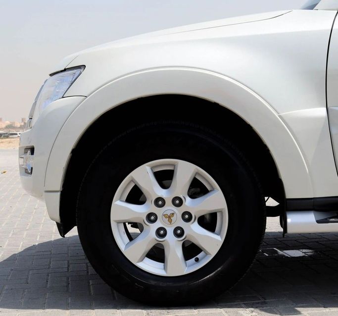 Подержанный Mitsubishi Pajero IV Рестайлинг 2, 3.0 л, 2022 в Шардже от Al Sayed Khamis Used Auto Trading Белый цвет. GCC | AUTO.AE