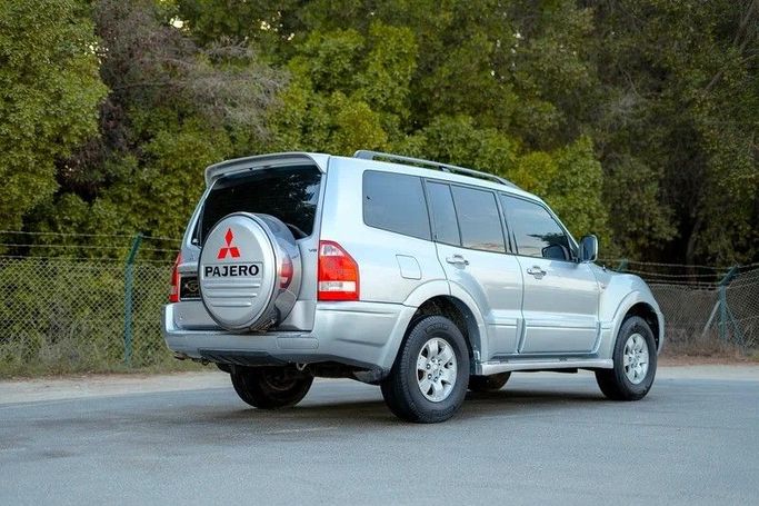 Подержанный Mitsubishi Pajero III Рестайлинг, 3.5 л, 2005 в Шардже от First Choice Cars Серебристый цвет. GCC | AUTO.AE