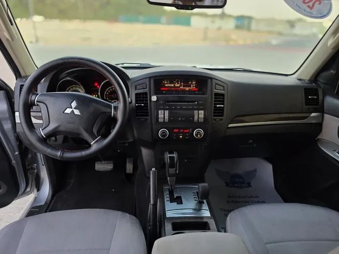 Подержанный Mitsubishi Pajero IV Рестайлинг 1, 3.0 л, 2014 в Шардже от Al Sayed Ezzat Khamis Серебристый цвет. GCC | AUTO.AE