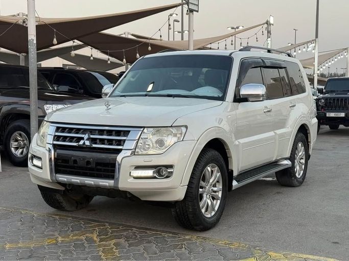 Подержанный Mitsubishi Pajero IV Рестайлинг 2, 3.8 л, 2016 в Шардже от Al Suraj Al Muneer Used Cars Белый цвет. GCC | AUTO.AE