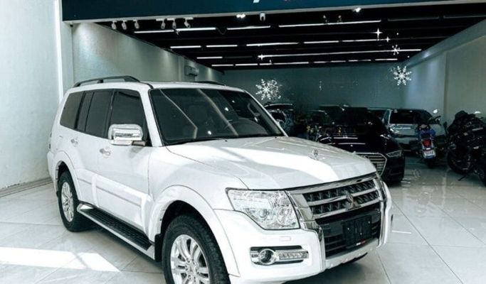 Подержанный Mitsubishi Pajero IV Рестайлинг 2, 3.8 л, 2018 в Шардже от Ryno Cars Белый цвет. GCC | AUTO.AE