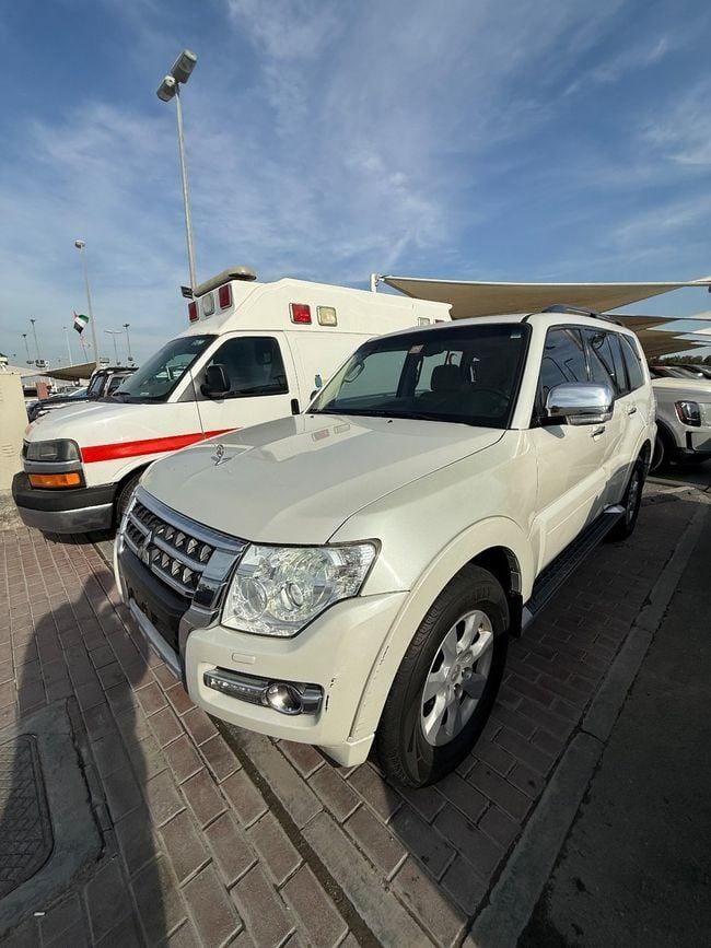 Подержанный Mitsubishi Pajero IV Рестайлинг 2, 3.5 л, 2016 в Шардже от Emirates & Gulf used cars Белый цвет. GCC | AUTO.AE