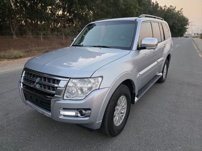 Подержанный Mitsubishi Pajero IV Рестайлинг 2, 3.5 л, 2015 в Шардже от Al Mina Used Cars Серебристый цвет. GCC | AUTO.AE