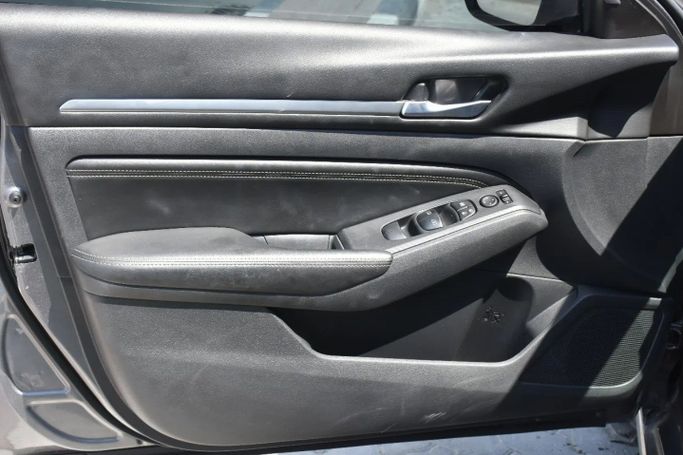 Подержанный Nissan Altima VI (L34), 2.5 л, 2019 в Шардже от Alfaris Used Cars Серебристый цвет. Other | AUTO.AE