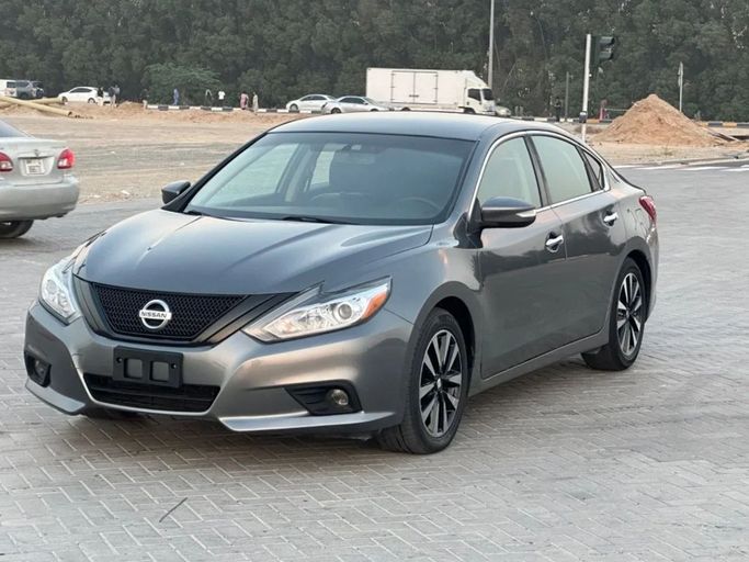 Подержанный Nissan Altima VI (L34), 2.5 л, 2018 в Шардже от Al Aayan Used Cars Серебристый цвет. Американская | AUTO.AE