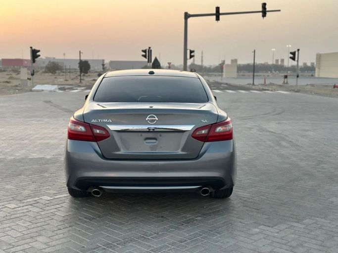 Подержанный Nissan Altima VI (L34), 2.5 л, 2018 в Шардже от Al Aayan Used Cars Серебристый цвет. Американская | AUTO.AE