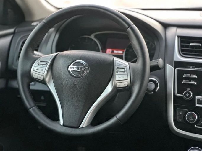 Подержанный Nissan Altima VI (L34), 2.5 л, 2018 в Шардже от Al Aayan Used Cars Серебристый цвет. Американская | AUTO.AE